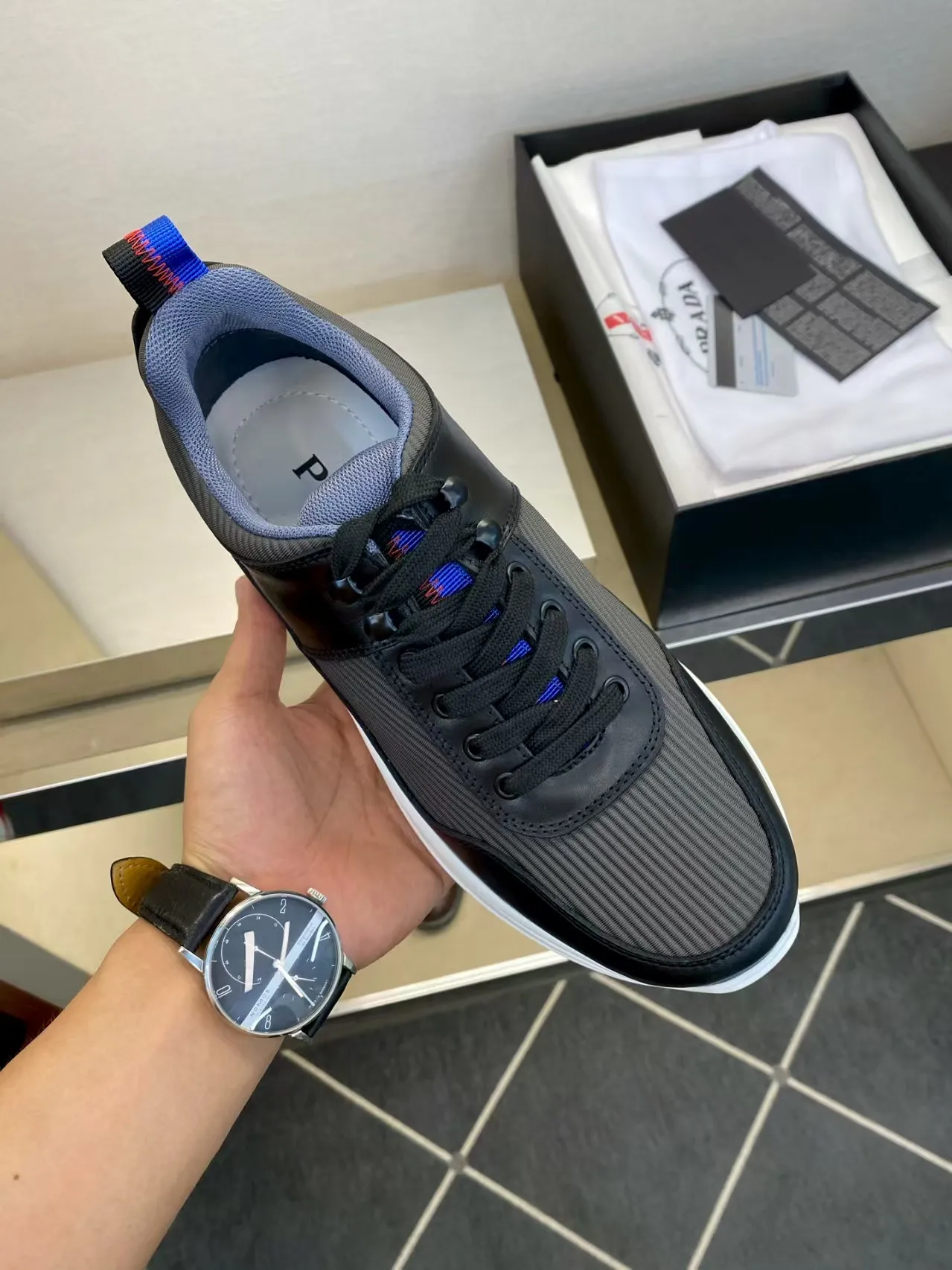 P440 38-45 Prada's new men's genuine leather sneakers, the highest version on the market, any comparison is welcome🆚! The original leather has excellent texture and is super high-end! Fetal sheep net lining imported from Italy, removable pad! Luxurious materials and fine workmanship, highly recommended!